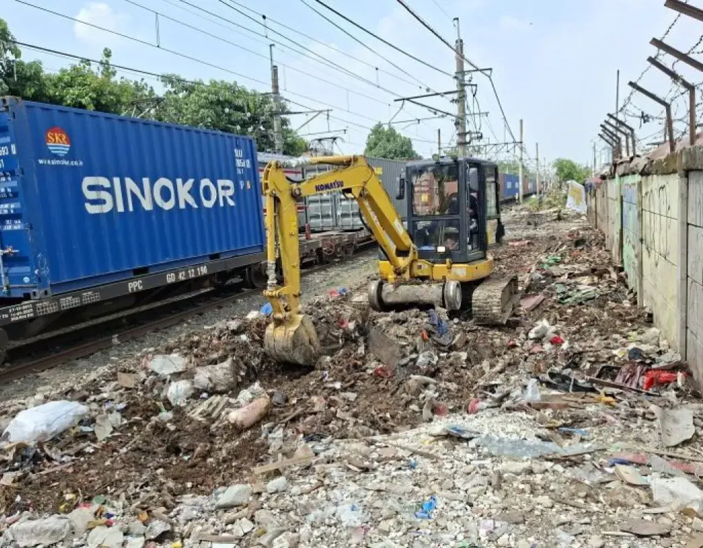 KAI Tertibkan Bangunan Liar di Jalur Pasar Senen-Pasar Gaplok, Warga Direlokasi ke Hunian Senen